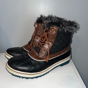 Women’s snow boots. Size 9